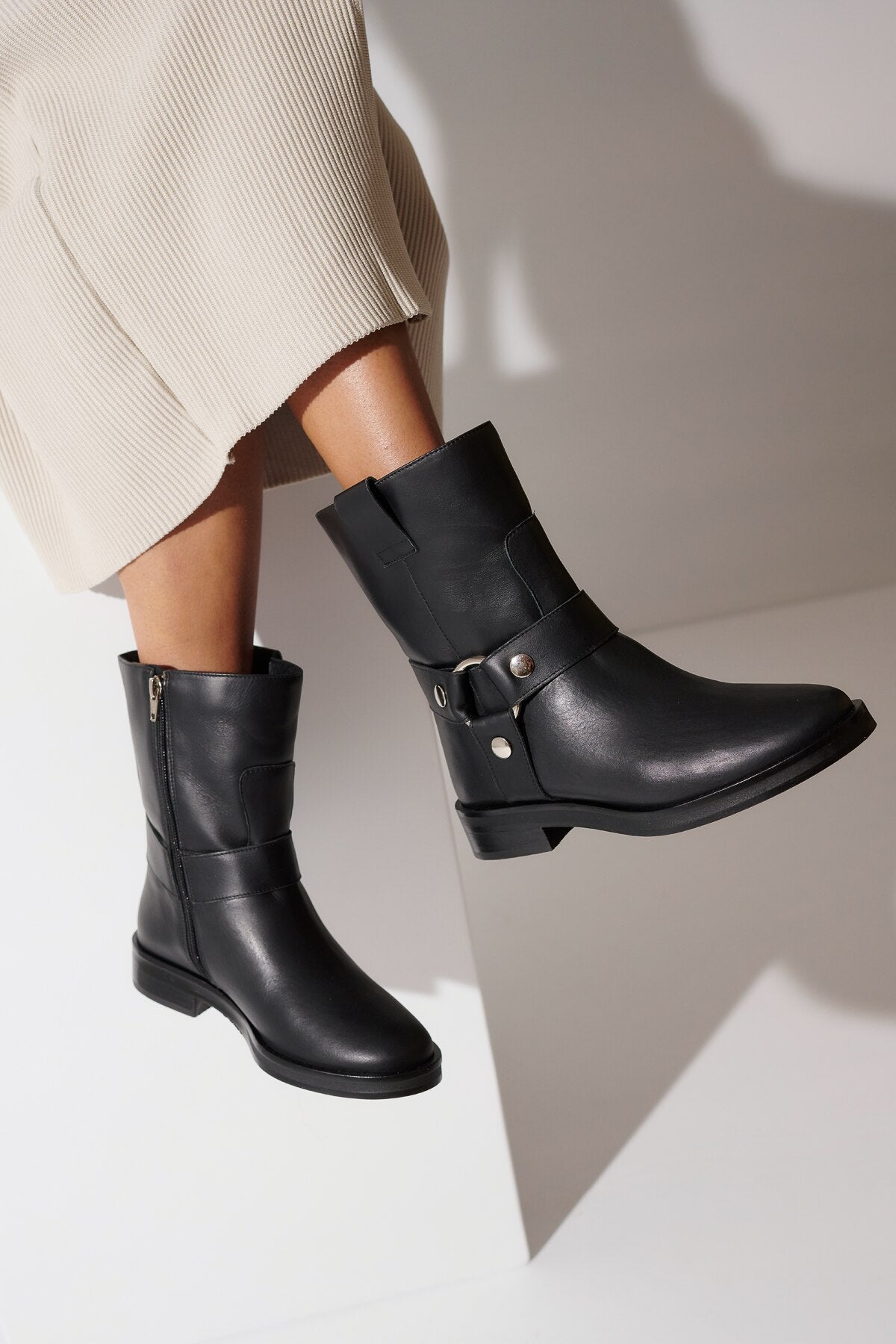 BOTA BIKER EM COURO PRETO