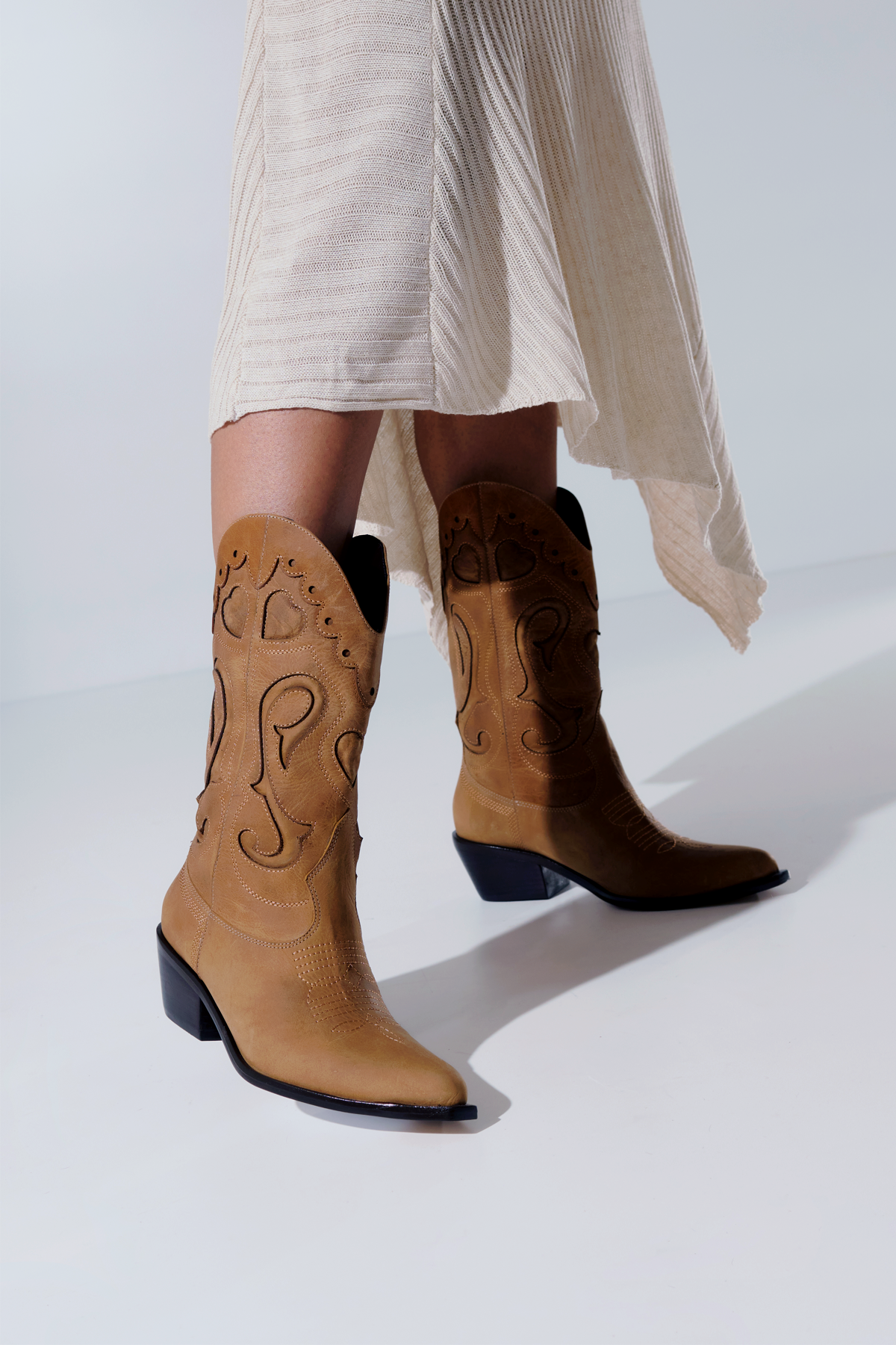 BOTA COWBOY BORDADA EM COURO ESTONADO MARROM AMARULA