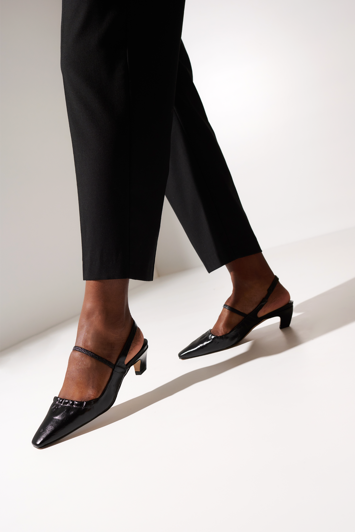 SCARPIN SLINGBACK EM COURO PRETO COM DRAPEADO