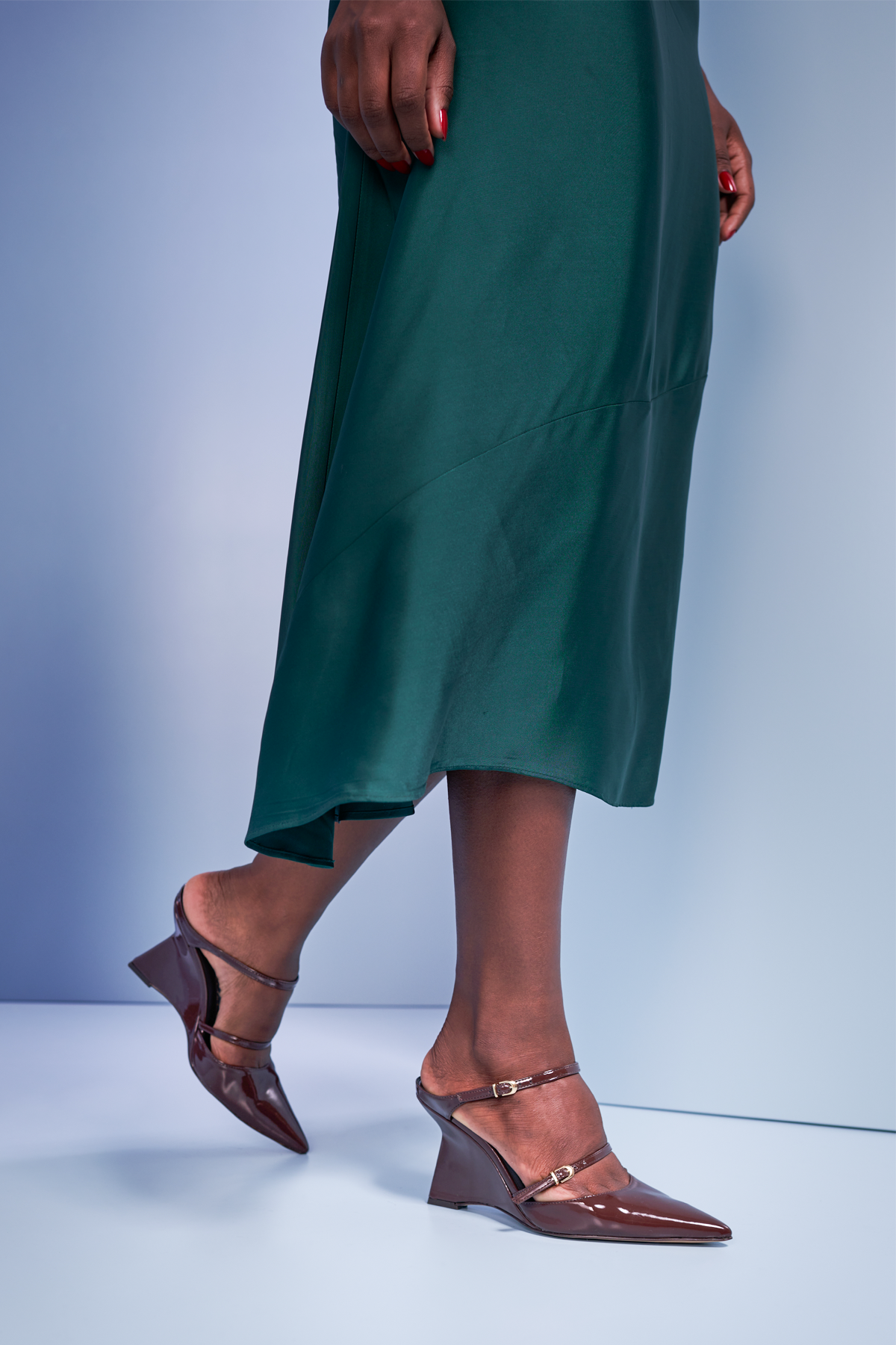 SCARPIN MULE EM VERNIZ CAFÉ SALTO ANABELA