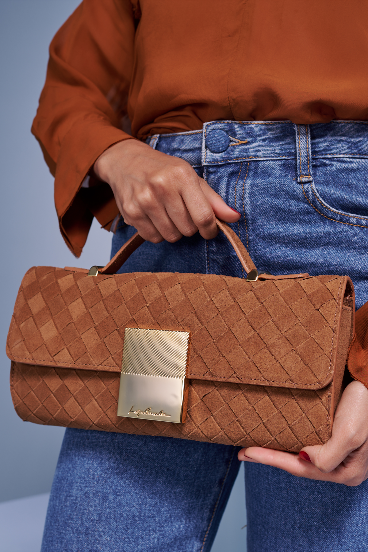 BOLSA COM FECHAMENTO DE PLACA LB EM CAMURÇA TRESSÊ CARAMELO